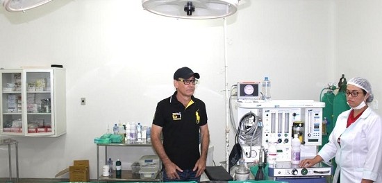 Plasticidade de um peito por uma axila