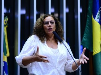 Na ação, a defesa de Aécio Neves alegou que a deputada se baseou em inverdades divulgadas na internet para difamá-lo e tentar ligá-lo ao episódio.