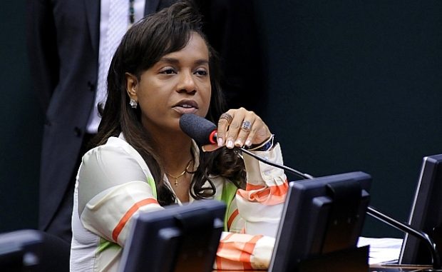A deputada Tia Eron (PRB-BA) pode ser o voto decisivo para cassar ou salvar Cunha