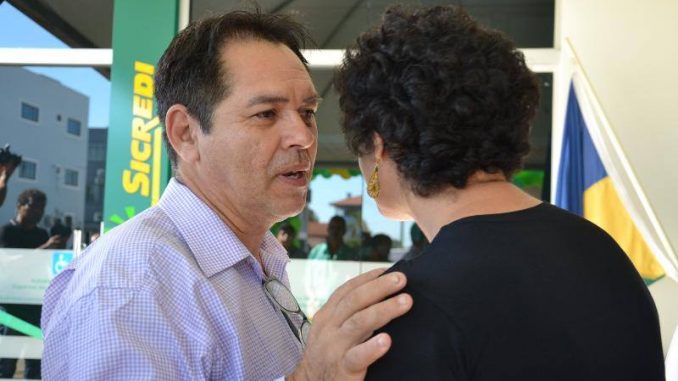Roberto Gutierrez em conversa com a secretaria de Governo Maria Araújo.
