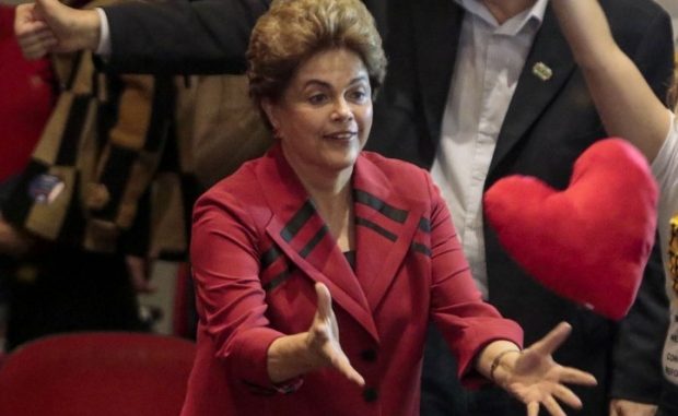 Presidente afastada, Dilma Rousseff, tenta votos para impedir impeachment