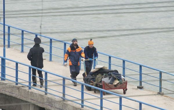 Equipe de emergência da Rússia transporta restos do avião militar russo que caiu no Mar Negro na noite deste domingo (Foto: REUTERS/Yevgeny Reutov )