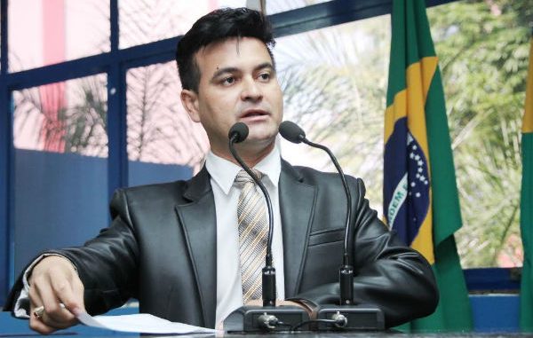 Edivaldo Gomes quer que indigentes tenham sepultamento digno