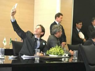 Vereador Jota Rabelo em pose de Selfie em Brasília co o prefeito Panisoly