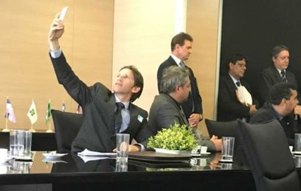 Vereador Jota Rabelo em pose de Selfie em Brasília co o prefeito Panisoly