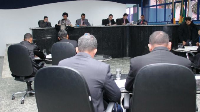 4ª Sessão Ordinária, que aconteceu nesta terça-feira (14), foi presidida pelo vice-presidente Joaquim Teixeira (PMDB)