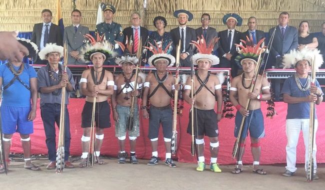 A sessão legislativa ordinária está sendo tratada como a primeira do Brasil a ocorrer em uma aldeia indígena