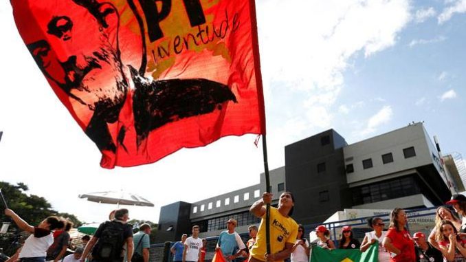 Manifestações: na nota diz que o bloqueio de acessos e ruas próximas ao local onde Lula cumpre pena está "causando graves inconvenientes" (Rodolfo Buhrer/Reuters)