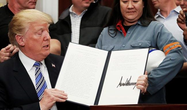 Trump mostra proclamação sobre tarifas de importação de aço e alumínio (Leah Millis/Reuters)