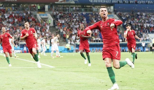 Copa 2018: Portugal e Espanha - Cristiano Ronaldo de Portugal faz seu terceiro gol. /Hannah McKay/Reuter - Via Agência Brasil