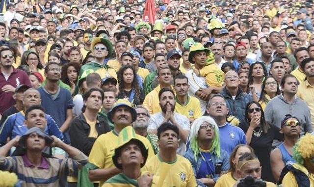 A segunda partida da seleção brasileira na Copa do Mundo, contra a Costa Rica, reuniu 18 mil pessoas hoje (22) no Vale do Anhagabaú, centro da capital paulista/Rovena Rosa/Agência Brasil