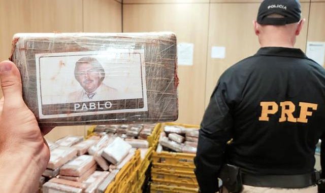 Quase 730 tabletes de cocaína estavam embalados em plástico com foto do narcotraficante Pablo Escobar morto em 1993.
