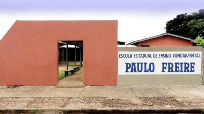 Única zeladora do Paulo Freire entrou de férias e Seduc não mandou substituta.