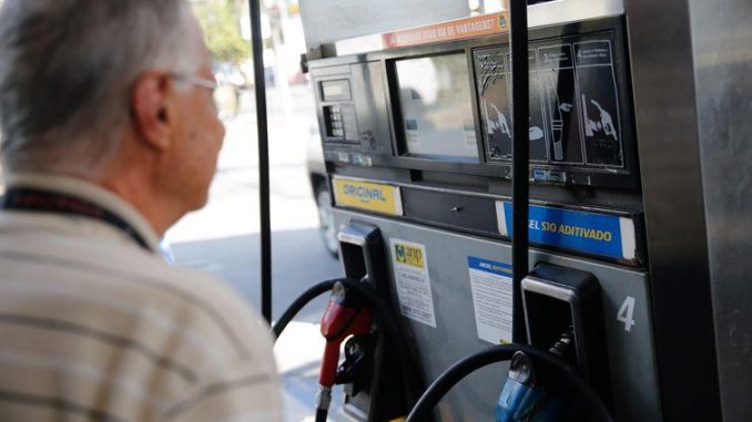 Agência Nacional do Petróleo diz que preço médio da gasolina caiu pela terceira semana consecutiva e ficou em R$ 4,538 por litro (Fernando Frazão/Agência Brasil)
