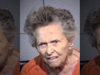 Anna Blessing, de 92 anos, foi acusada de homicídio em primeiro grau depois que matou o filho por planejar transferi-la para um lar de idosos.