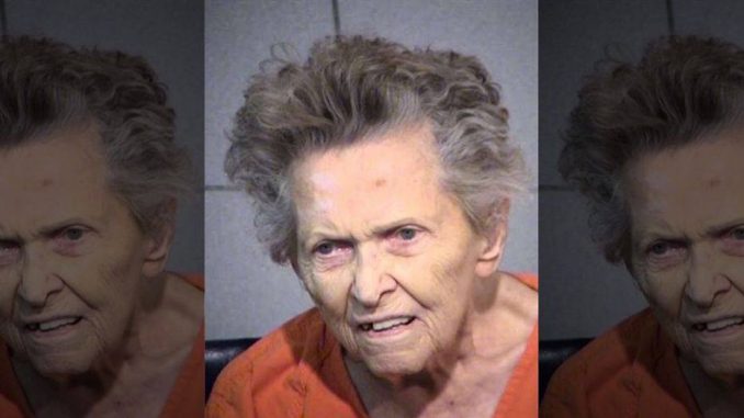 Anna Blessing, de 92 anos, foi acusada de homicídio em primeiro grau depois que matou o filho por planejar transferi-la para um lar de idosos.