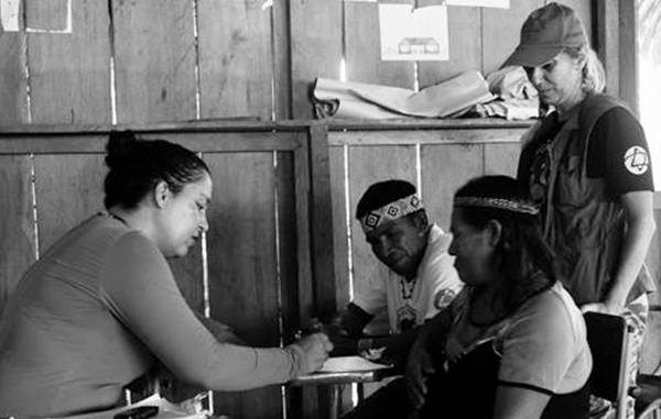 Pesquisadoras fazem entrevistas com índios do Vale do Javari. Foto Lis Leão