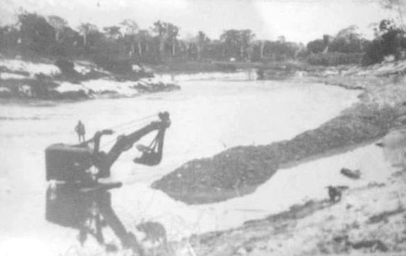 Agenor operando uma Escavadeira na década de 1950 na abertura do canal da maternidade em Rio Branco.
