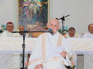 Bispo emérito Dom Antônio Possamai durante celebração na igreja São João Bosco