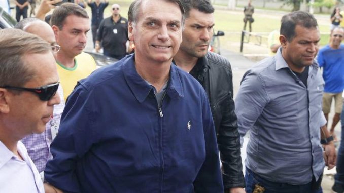 candidato à Presidência, Jair Bolsonaro (PSL) chega à seção eleitoral, na Vila Militar - Tânia Rêgo/Agência Brasil