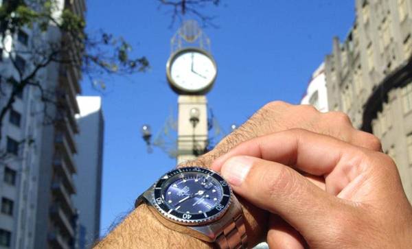 Relógios deverão ser ajustados em 4 de novembro, início do horário de verão em 2018 (Renato Araújo/ABr/ABr)