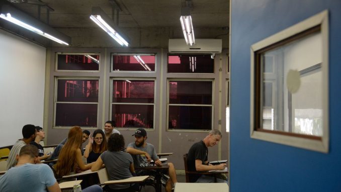 Rio de Janeiro - A Universidade Estadual do Rio de Janeiro(Uerj) volta às aulas. De acordo com os diretores, a decisão pela volta deve-se ao avanço no restabelecimento das condições mínimas de limpeza, manutenção de elevadores e segurança (Tânia Rêgo/Agência Brasil)