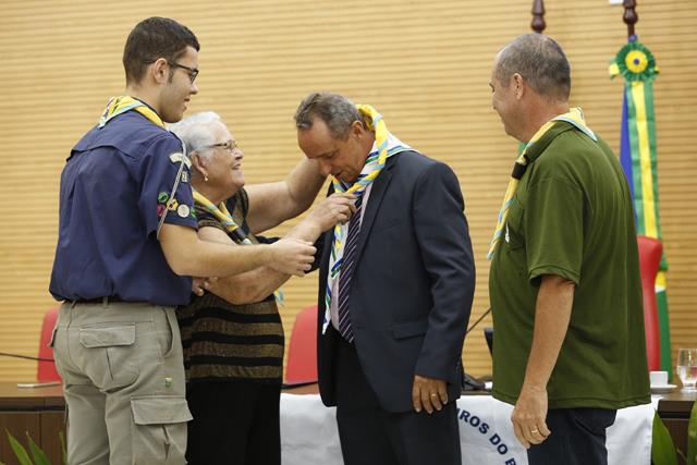 O proponente da sessão, Lazinho da Fetagro, foi surpreendido com uma Medalha de Gratidão