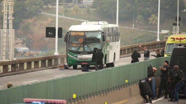 Sequestrador é baleado após manter reféns em ônibus Foto: Fabiano Rocha / Agência O Globo
