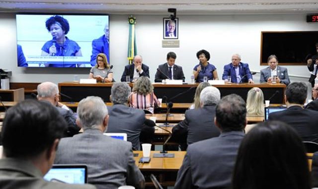 A deputada federal Sílvia Cristina durante a reunião com o ministro Mandetta na Comissão de Seguridade Social da Câmara dos Deputados.