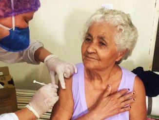 Prefeitura de Ji-Paraná leva vacina para idosos acamados
