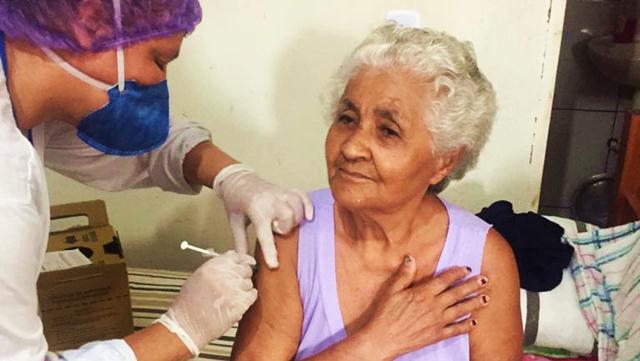 Prefeitura de Ji-Paraná leva vacina para idosos acamados