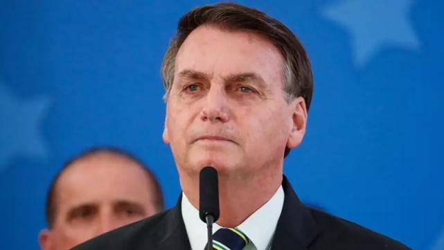 Ex-mulher de Bolsonaro pagou 5 imóveis com dinheiro vivo