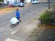 Homem leva corpo em carrinho de mão e compra cigarro no caminho