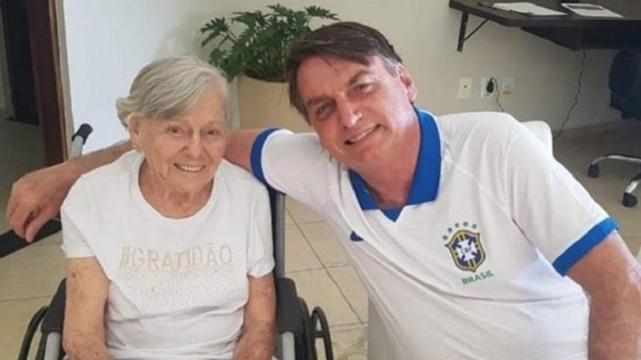Mãe de Bolsonaro é vacinada contra Covid-19