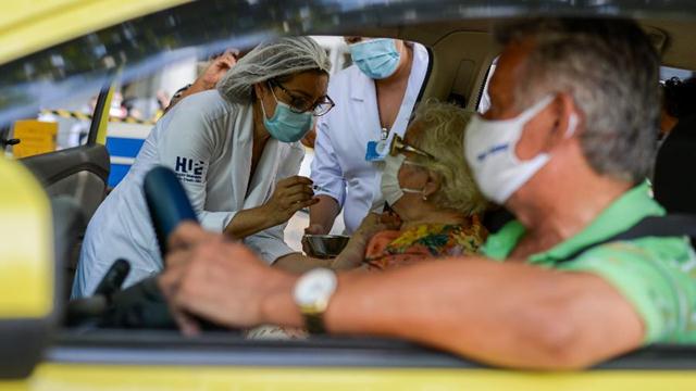 Rio informou ter doses somente até amanhã, e Salvador suspendeu a vacinação de profissionais de saúde Imagem: Erbs Jr./FramePhoto/Estadão Conteúdo