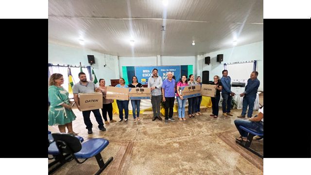 Confúcio entrega equipamentos tecnológicos a escolas de Itapuã