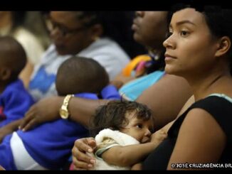 Mães vacinadas contra covid protegem bebês com aleitamento exclusivo