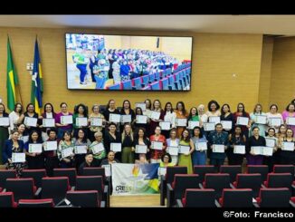 Assistentes sociais recebem votos de louvor pelas mãos da deputada Cláudia de Jesus