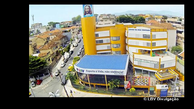 menina 13 anos baleada no Rio Menina de 13 anos é baleada em escola na zona norte do Rio