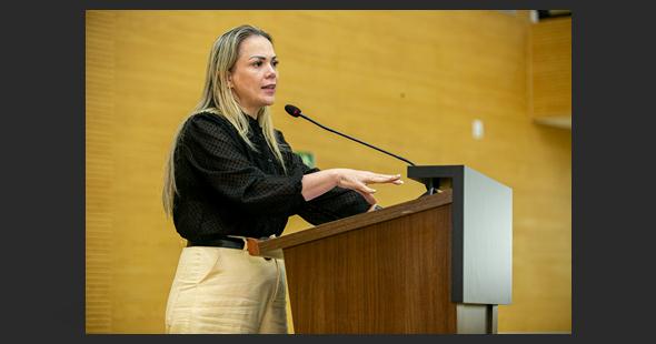 Cláudia de Jesus cobra valorização dos servidores da saúde no orçamento de 2026