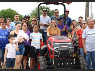 Agricultores de Vale do Anari, recebem trator e triturador com recurso de Cláudia de Jesus