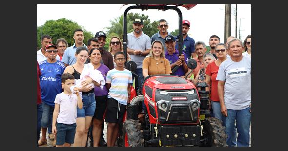 Agricultores de Vale do Anari, recebem trator e triturador com recurso de Cláudia de Jesus