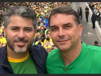 Manifestação do Partido Liberal na Avenida Paulista com presença de lideranças políticas e apoiadores.