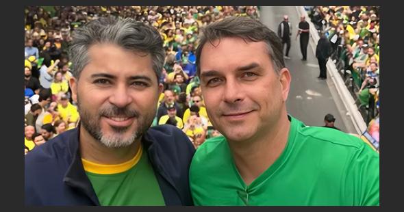 Manifestação do Partido Liberal na Avenida Paulista com presença de lideranças políticas e apoiadores.