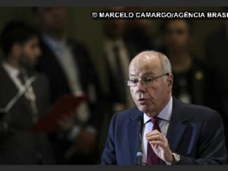 Ministro das Relações Exteriores, Mauro Vieira, durante encontro internacional em Paris discutindo questões comerciais entre Brasil e Estados Unidos.