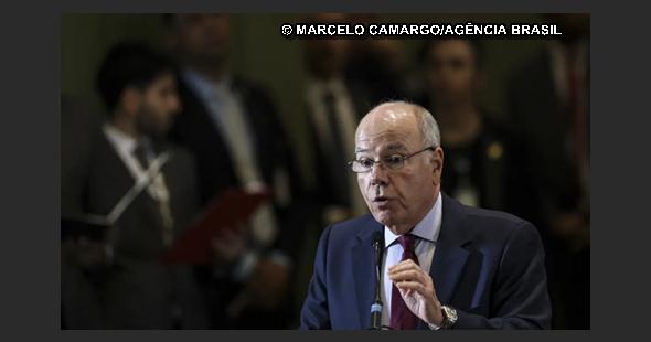 Ministro das Relações Exteriores, Mauro Vieira, durante encontro internacional em Paris discutindo questões comerciais entre Brasil e Estados Unidos.