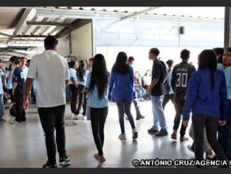 Estudantes reunidos no pátio de uma escola antes da realização das provas do Enem, aguardando a abertura dos portões.